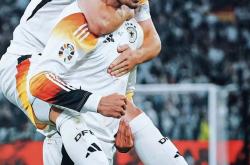 开云下载-德国足球比赛精彩纷呈，球员拼搏不懈