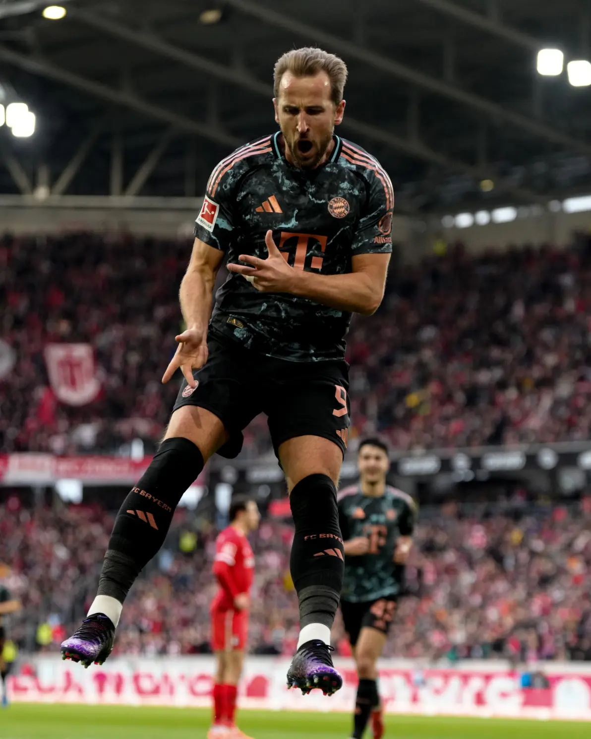 拜仁慕尼黑大胜弗赖堡，登顶德甲积分榜