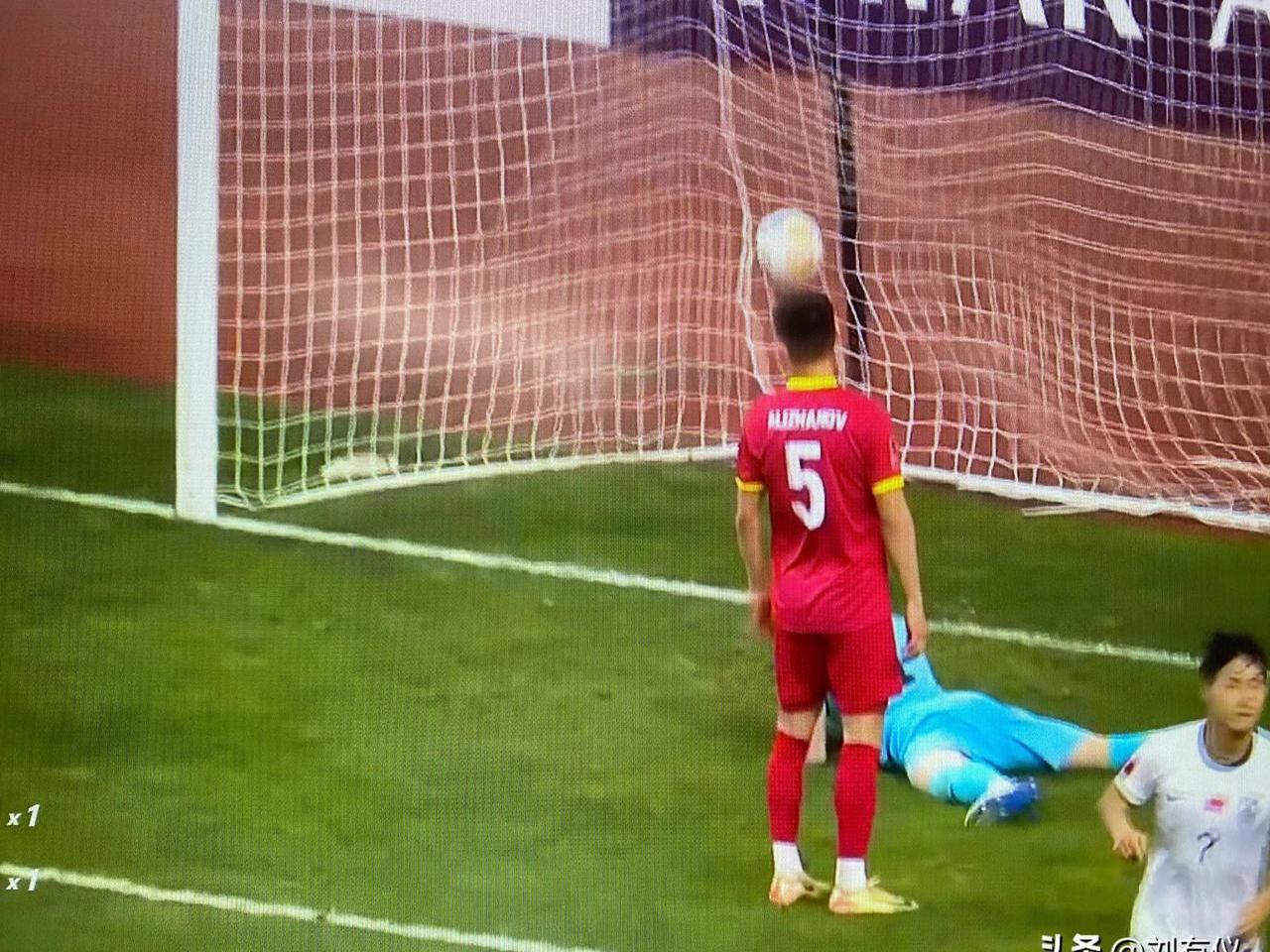 惊心动魄！足球赛事现场球员技术拼搏斗志尽显！的简单介绍